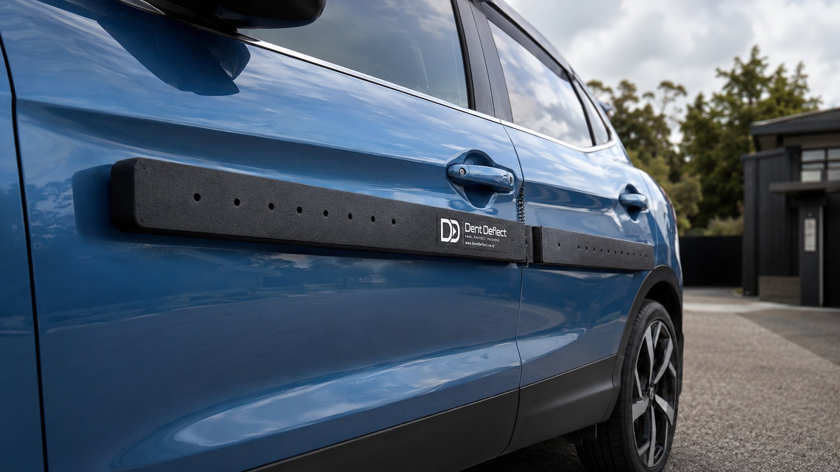 The integrated anti-theft strap helps reduce theft opportunities.